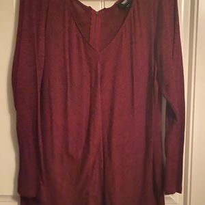 Light weight top, with functional zipper. Maroon